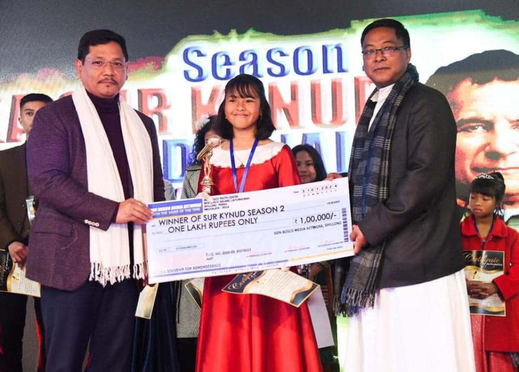 Season 2 winner receiving the one lakh rupee cheque