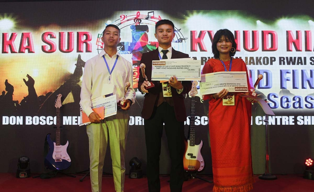 Ka Sur Kynud Niam Season 2 winners with trophies